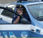 polizia-auto-poliziotto-alla-radio.jpg